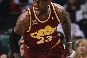 关于詹姆斯回归赛场，败北首场状态亮眼，西班牙队观众沸腾！的信息